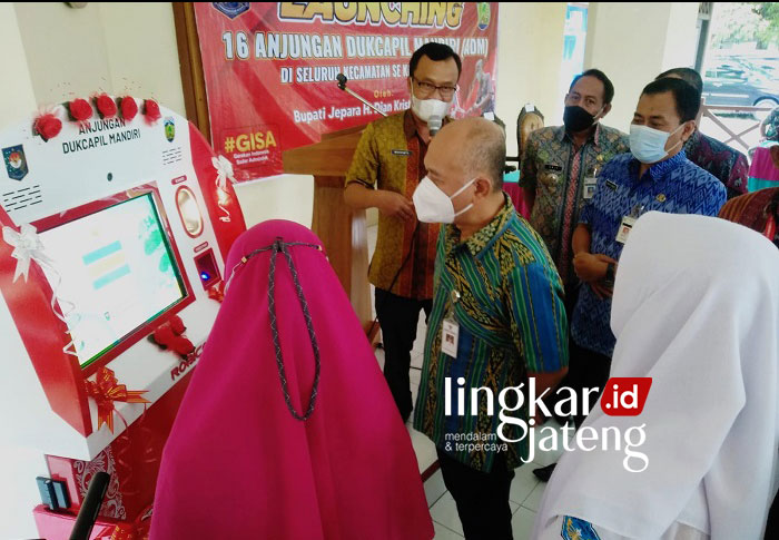 UJI COBA: Bupati Jepara mendampingi salah satu pelajar untuk mencetak KTP di Anjungan Dukcapil Mandiri. (Muslichul Basid/Lingkarjateng.id)