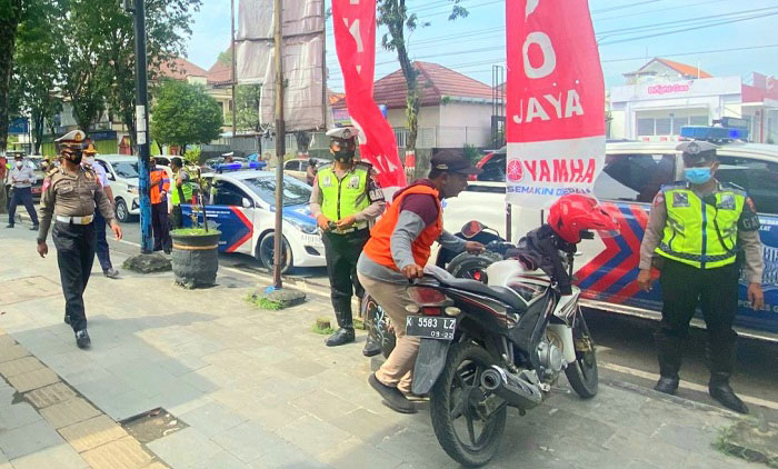 Polres Grobogan Tertibkan Parkir Sembarangan 25 PENERTIBAN: Tim Gabungan menertibkan parkir di area Jalan R. Suprapto, Purwodadi, Rabu (12/1). (Muhamad Ansori/Lingkarjateng.id)