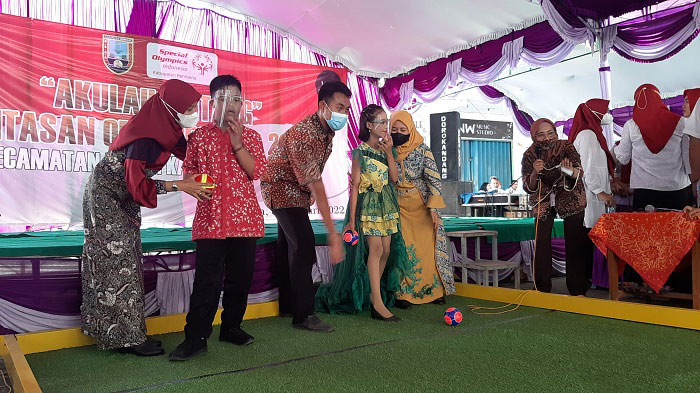 SENANG: Ketua SOIna Rembang Hasiroh Hafidz dan pengurus SOIna Rembang, Siti Halimatussa'diyah saat bermain bola bocce bersama anak bertalenta khusus Sugiarto dan Ziya. (R. Teguh Wibowo/Lingkarjateng.id)