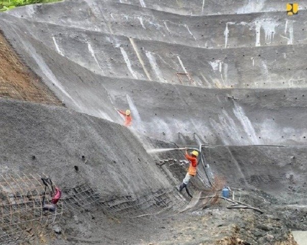 Kementerian PUPR Bangun Bendungan Jragung di Kabupaten Semarang 25 KERJA KERAS: Sejumlah pekerja nampak mengerjakan pembangunan Bendungan Jragung. (Istimewa/Lingkarjateng.id)