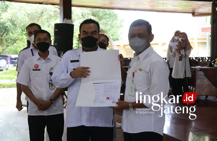 82 PNS Blora Terima SK Pensiun, Bupati Arief Sampaikan Terima Kasih 25 SIMBOLIS: Bupati Blora Arief Rohman menyerahkan SK pensiun kepada PNS yang memasuki masa purna tugas di Pendopo Rumah Dinas Bupati, Rabu (19/1). (Istimewa/Lingkarjateng.id)