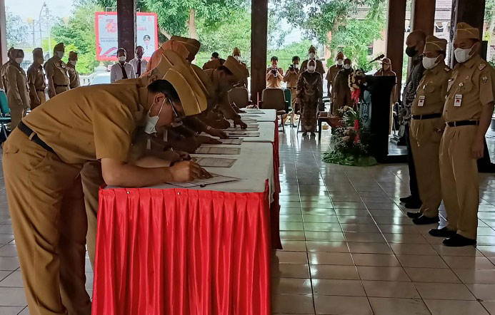 TANDA TANGAN: Penandatanganan naskah Pakta Integritas 46 pimpinan SKPD Kabupaten Semarang di Pendopo Rumah Dinas Bupati Semarang, Senin (3/1). (Dok. Humas Kab. Semarang/Lingkarjateng.id)