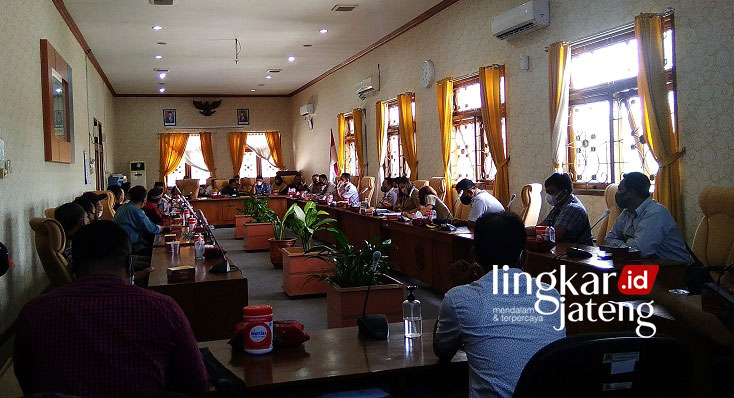 Sering Ditilang, Paguyuban Odong-Odong Datangi DPRD Pati 25 AUDIENSI: DPRD Pati memfasilitasi pengusaha odong-odong untuk audiensi dengan Polres Pati, Dinas Perhubungan, dan Dinas Pemuda, Olahraga dan Pariwisata, Selasa (25/1). (Aziz Afifi/Lingkarjateng.id)