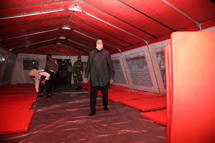 KUNJUNGAN: Menteri Sosial, Tri Rismaharini saat melakukan kunjungan ke korban banjir di Padang Lawas. (Dok. Kemensos RI/Lingkarjateng.id)