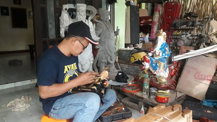 Mesin CNC Tidak Membuat Pengukir Jepara Insecure 25 SENIMAN: Pengukir Jepara sedang fokus mengerjakan karya seni ukiran Jepara. (Adhik Kurniawan/Lingkarjateng.id)