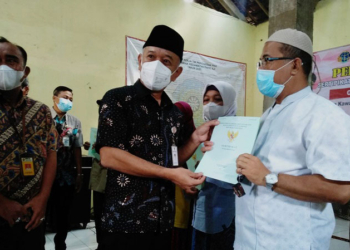 SIMBOLIS: Penyerahan sertifikat tanah dilakukan secara simbolis oleh Bupati Jepara Dian Kristiandi di Desa Kawak, Kecamatan Pakis Aji, Kamis (30/12/2021). (Adhik Kurniawan/Lingkarjateng.id)