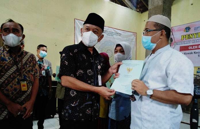 350 Pelaku UMKM Jepara Mendapat Sertifikat Tanah 25 SIMBOLIS: Penyerahan sertifikat tanah dilakukan secara simbolis oleh Bupati Jepara Dian Kristiandi di Desa Kawak, Kecamatan Pakis Aji, Kamis (30/12/2021). (Adhik Kurniawan/Lingkarjateng.id)