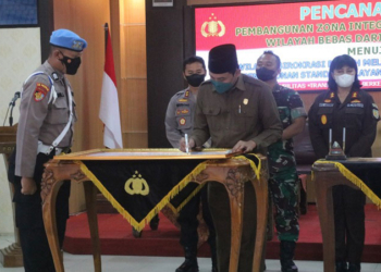 SIMBOLIS: Ketua DPRD Jepara, Haizul Maarif menandatangani pakta integritas di Mapolres Jepara bersama Kapolres dan Forkopimda, Senin (24/1). (Muslichul Basid/Lingkarjateng.id)