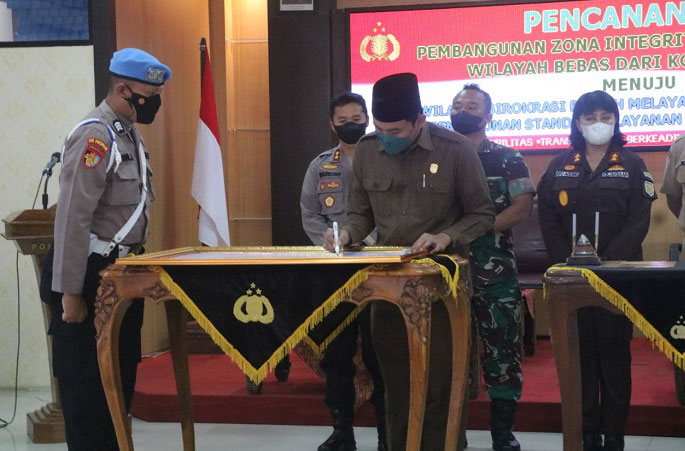 SIMBOLIS: Ketua DPRD Jepara, Haizul Maarif menandatangani pakta integritas di Mapolres Jepara bersama Kapolres dan Forkopimda, Senin (24/1). (Muslichul Basid/Lingkarjateng.id)