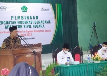 MENYAMPAIKAN: Wamenag, Zainut Tauhid Sa'adi saat acara Pembinaan Penguatan Moderasi Beragama Aparatur Sipil Negara di Aula Kementerian Agama (Kemenag) Jepara, Selasa (18/1). (Muslichul Basid/Lingkarjateng.id)