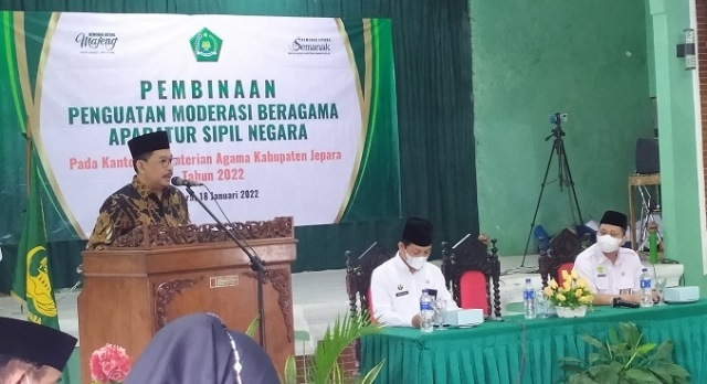 MENYAMPAIKAN: Wamenag, Zainut Tauhid Sa'adi saat acara Pembinaan Penguatan Moderasi Beragama Aparatur Sipil Negara di Aula Kementerian Agama (Kemenag) Jepara, Selasa (18/1). (Muslichul Basid/Lingkarjateng.id)