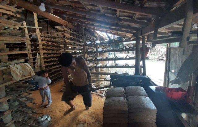 PRODUKSI: Perajin sedang melakukan pembuatan genteng di Blora. (Lilik Yuliantoro, Lingkarjateng.id)