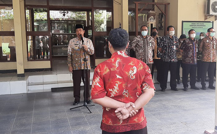 Bupati Rembang Harapkan Kualitas Pendidikan Meningkat Pascapandemi 25 APEL: Bupati Rembang Abdul Hafidz memberi pengarahan kepada Kepala Dinas Pendidikan Pemuda dan Olahraga beserta jajarannya di halaman Kantor Dindikpora Rembang, kemarin (6/1). (R. Teguh Wibowo/Lingkarjateng.id)