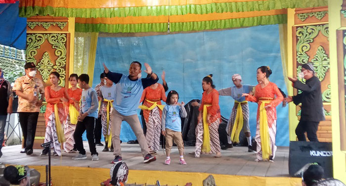 CERIA: Para anak disabilitas menari bersama grup ketoprak SD Sukoharjo 03 Kecamatan Wedarijaksa Pati dalam PeSONas Pati, Kamis (13/1). (Ika Tamara Dewi/Lingkarjateng.id)
