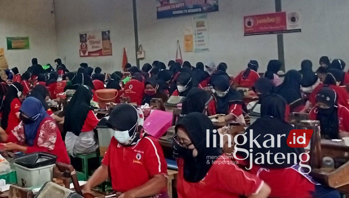 GIGIH: Alih-alih jadi pengangguran, banyak warga Kudus terserap kerja di pabrik rokok. (Alifia Elsa Maulida/Lingkarjateng.id)