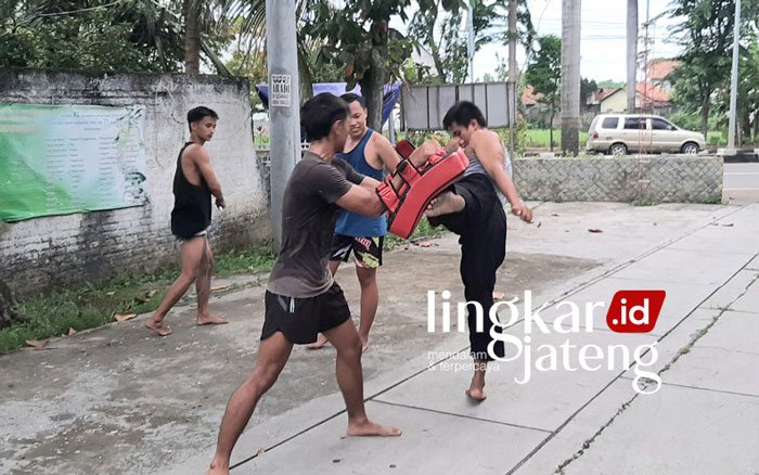 GIAT: Para atlet gencar berlatih di halaman Sekretariat Cabor Beladiri Muaythai. (R. Teguh Wibowo/Lingkarjateng.id)
