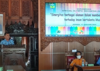 MENYAMPAIKAN: Kepala Dinas Pendidikan Pemuda dan Olahraga (Disdikpora) Agus Tri Harjono dalam acara sarasehan Special Olympics Indonesia (SOIna) di Pendopo R.A Kartini, Senin (17/1). (Muslichul Basid/Lingkarjateng.id)