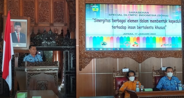 MENYAMPAIKAN: Kepala Dinas Pendidikan Pemuda dan Olahraga (Disdikpora) Agus Tri Harjono dalam acara sarasehan Special Olympics Indonesia (SOIna) di Pendopo R.A Kartini, Senin (17/1). (Muslichul Basid/Lingkarjateng.id)