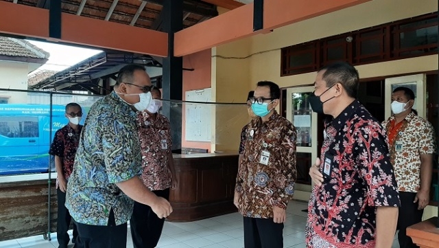 BERBINCANG-BINCANG: Wakil Bupati Rembang, Mochamad Hanies Cholil Barro saat bertemu Kepala Dindukcapil Rembang, Suparmin, Rabu (19/1). (R. Teguh Wibowo/Lingkarjateng.id)