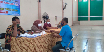 MENYERAHKAN: Pembagian BLT Dana Desa di Kudus, beberapa waktu yang lalu. (Alifia Elsa Maulida/Lingkarjateng.id)