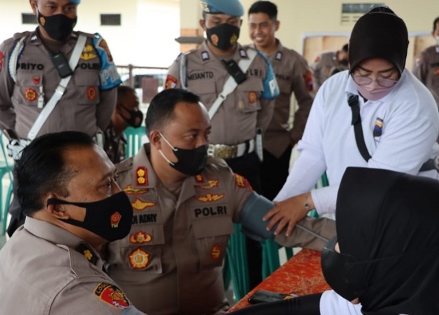 Ratusan Personel Polres Demak Disuntik Vaksin Booster 25 VAKSINASI: Personel Polres Demak disuntik vaksin booster, Rabu (19/1). (Dok. Humas Polres Demak/ Lingkarjateng.id)