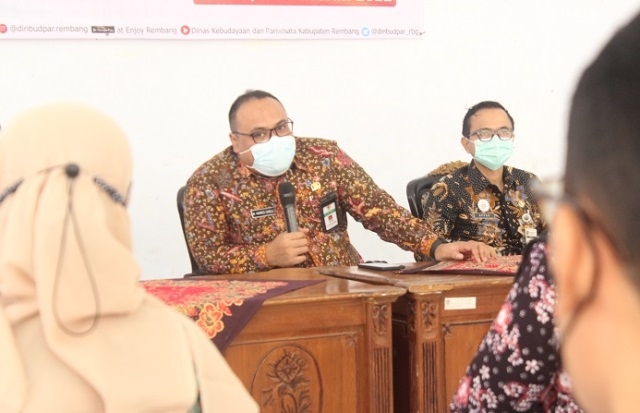 MENYAMPAIKAN: Wabup Rembang, Mochammad Hanies Cholil Barro’ saat memberikan arahan kepada jajaran Dinas Kebudayaan dan Pariwisata Dinbudpar), Kamis (20/1). (R. Teguh Wibowo/Lingkarjateng.id)