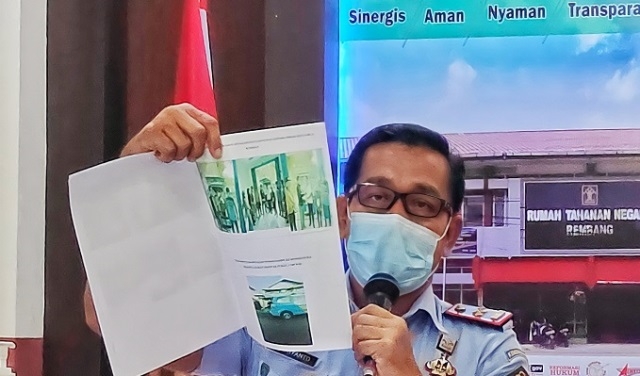 Warga Binaan Meninggal, Rutan Rembang Tegaskan Tak Ada Kekerasan 25 MENJELASKAN: Kepala Rutan kelas II B Rembang, Supriyanto menjelaskan kondisi warga binaan Rutan II B Rembang yang meninggal, Jumat (28/1). (R. Teguh Wibowo/Lingkarjateng.id)