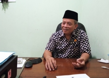 MENJELASKAN: Kepala Bidang Penyelenggaraan Haji dan Umroh Kementerian Agama Kudus, Asrul Fatkhi saat menjelaskan pendaftar haji yang menurun di Kudus. (Falaasifah/Lingkarjateng.id)