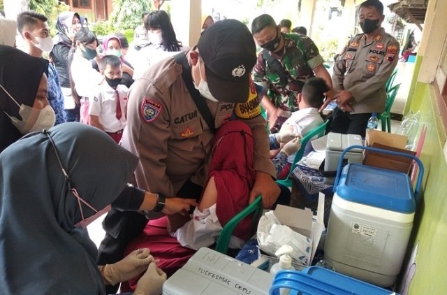 Petugas Gelar Vaksinasi Pelajar Dosis Pertama di Cepu 25 VAKSINASI: Seorang pelajar sedang diberikan suntikan vaksin di SDN 3 Cepu, Blora, Senin (17/1). (Dok. Humas Polres/Lingkarjateng.id)