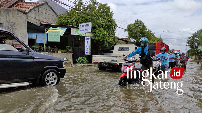 ILUSTRASI: Kondisi bencana banjir yang biasanya terjadi di Kecamatan Jati pada saat musim hujan. (Nisa Hafizhotus Syarifa/Lingkarjateng.id)