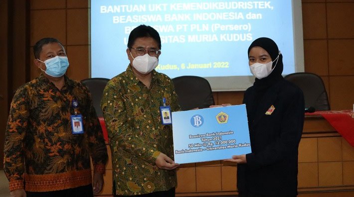 DOKUMENTASI: Rektor UMK Prof. Dr. Ir. Darsono saat menyerahkan beasiswa secara simbolis kepada penerima bantuan UKT, beasiswa BI dan PLN di Ruang Seminar Lantai IV Gedung Rektorat UMK Kamis (6/1). (Dok. Humas/Lingkarjateng.id)