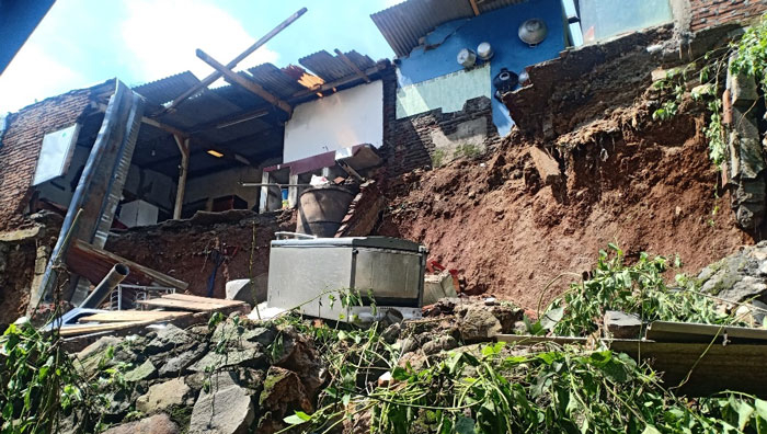 4 Rumah Rusak Parah Akibat Longsor di Kendal 25 BENCANA: Rumah Mujiah bagian belakang longsor hingga menimpa rumah 2 rumah lain di bawahnya, Kamis (6/1). (Unggul Priambodo/Lingkarjateng.id)