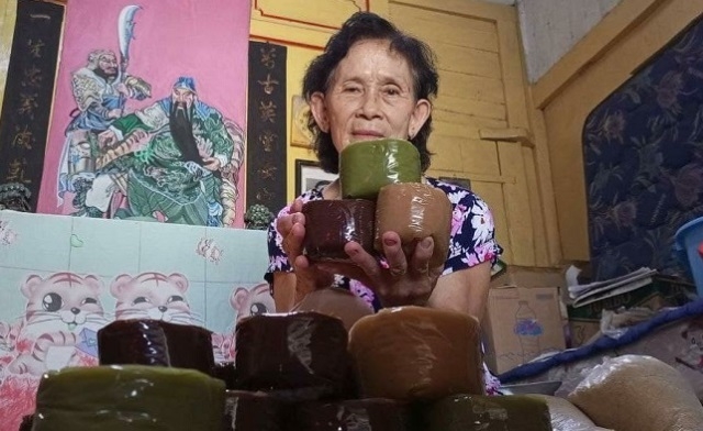 PRODUKSI: Liem Luinio, produsen kue keranjang dari Desa Sumberjo Kecamatan Rembang menunjukkan produknya. (R. Teguh Wibowo/Lingkarjateng.id)