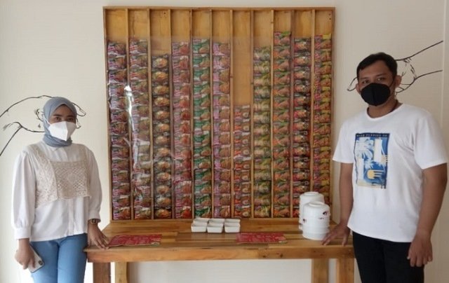 LARIS: Rangga dan Iga, dua sejoli pendiri Warmindo Ngeweh menggelar dagangannya di Jl. Mh. Thamrin, Dosoman Pati Wetan, Kecamatan Pati. (Ika Tamara Dewi/Lingkarjateng.id)