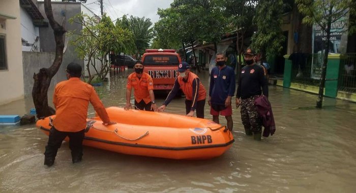 BENCANA: Anggota Badan Penanggulangan Bencana Daerah (BPBD) Kabupaten Kendal tengah menangani bencana banjir di Kendal. (Unggul Priambodo/Lingkarjateng.id)