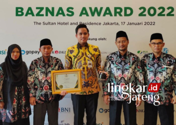 BANGGA: Bupati Kendal, Dico Ganinduto (tengah batik kuning) terima penghargaan Baznas Award dalam kategori Bupati Pendukung Gerakan Zakat Indonesia. (Istimewa/Lingkarjateng.id)
