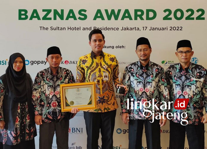 Dukung Gerakan Zakat, Bupati Kendal Terima Baznas Award 25 BANGGA: Bupati Kendal, Dico Ganinduto (tengah batik kuning) terima penghargaan Baznas Award dalam kategori Bupati Pendukung Gerakan Zakat Indonesia. (Istimewa/Lingkarjateng.id)
