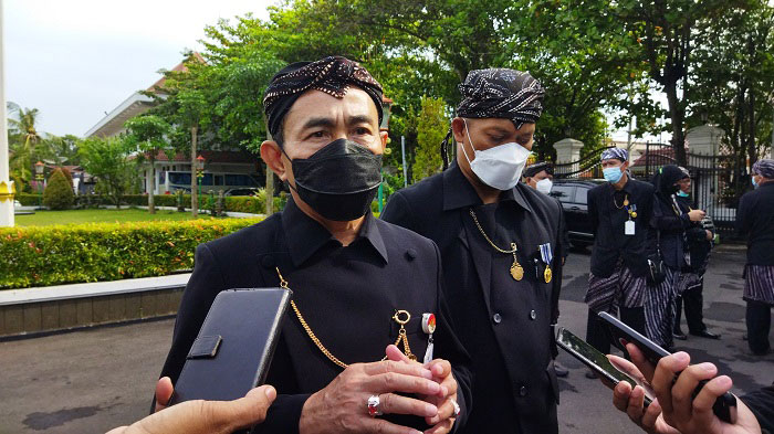 MENJELASKAN: Bupati Pati, Haryanto saat memberi keterangan kepada awak media terkait pembongkaran LI, belum lama ini. (Aziz Afifi/Lingkarjateng.id)