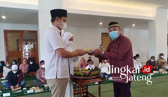 Chacha Frederica Ingin Rumah Dinas Bupati Kendal Dipakai Mondok Santri 25 TASYAKURAN: Bupati Kendal Dico Ganinduto dan istrinya Chacha Frederica menggelar syukuran saat memasuki rumah dinas yang selama ini tidak digunakan. (Unggul Priambodo/Lingkarjateng.id)