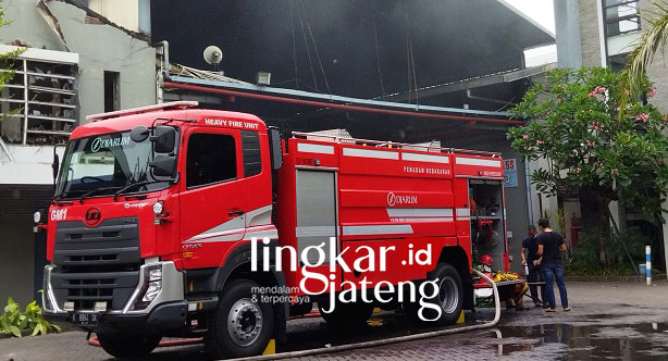 ILUSTRASI: Salah satu unit armada mobil pemadam kebakaran milik Satpol PP Pati yang memadamkan kebakaran di perusahaan dua kelinci, belum lama ini. (Aziz Afifi/Lingkarjateng.id)