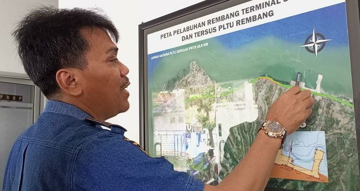 Trestle Dermaga Pelabuhan Rembang Jebol 25 MENJELASKAN: Kepala Unit Pengelola Pelabuhan Kelas III Rembang Ansori menunjukkan lokasi trestle dermaga yang jebol. (R. Teguh Wibowo/Lingkarjateng.id)