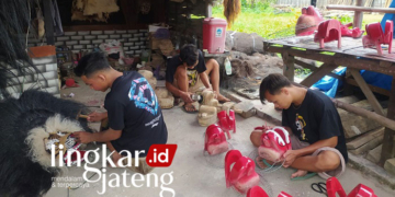 BERKARYA: Taufik, pengurus kelompok barongan bersama teman-temannya saat membuat kerajinan barongan. (Lilik Yuliantoro/Lingkarjateng.id)