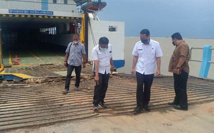 SIDAK: Wakil Ketua Komisi C DPRD Kendal, Muhammad Zaenudin menunjukkan ketidaksesuaian terkait pelabuhan. (Unggul Priambodo/Lingkarjateng.id)