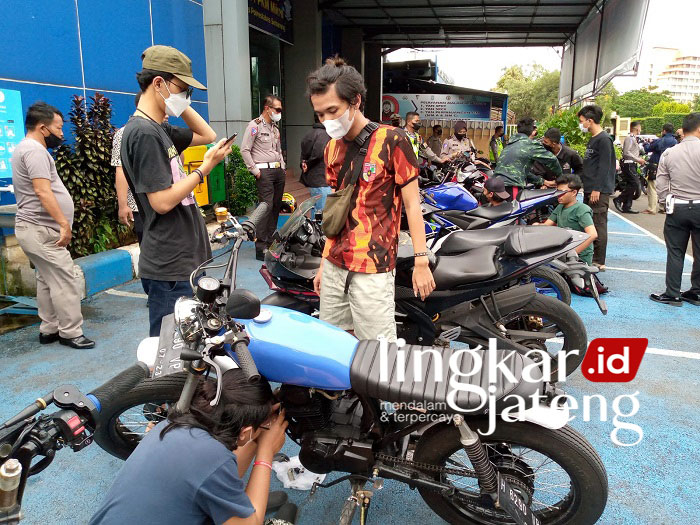 ILUSTRASI: Pengendara sepeda motor yang dirazia kepolisian karena menggunakan knalpot brong di wilayah Satlantas Polrestabes
Semarang, baru-baru ini. (Istimewa/Lingkarjateng.id)