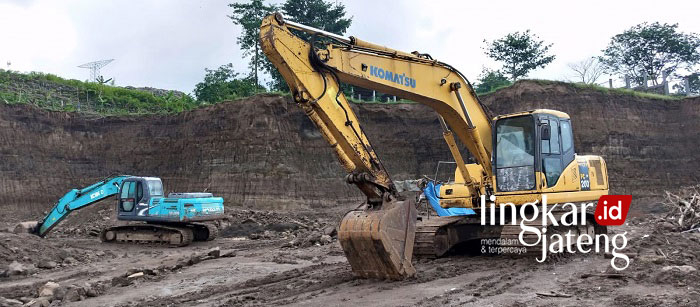 MERESAHKAN: Dua alat berat yang berada di Galian C Desa Rejosari, Kecamatan Dawe, Kudus. (Alifia Elsa Maulida/Lingkarjateng.id)