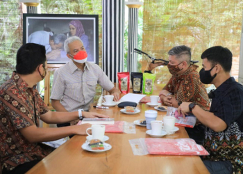 DISKUSI: Gubernur Jawa Tengah, Ganjar Pranowo saat bersama dengan Gading Marten, Choky Sitohang, dan Norman Sebastian di Puri Gedeh, Selasa (11/1). (Dok. Humas/Lingkarjateng.id)