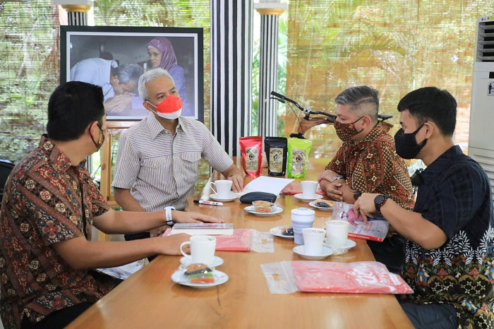 DISKUSI: Gubernur Jawa Tengah, Ganjar Pranowo saat bersama dengan Gading Marten, Choky Sitohang, dan Norman Sebastian di Puri Gedeh, Selasa (11/1). (Dok. Humas/Lingkarjateng.id)