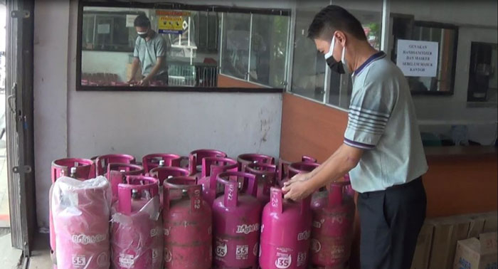 NON SUBSIDI: Salah seorang agen gas tengah menata gas di pangkalan gas miliknya, baru-baru ini. (Unggul Priambodo/Lingkarjateng.id)