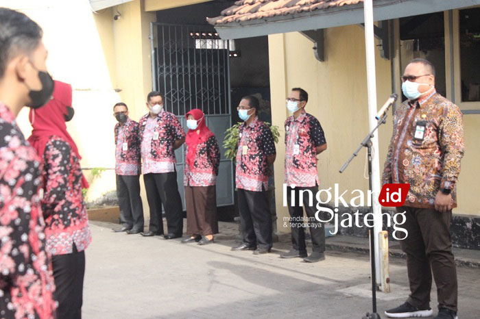APEL: Wakil Bupati Rembang, Mochammad Hanies Cholil Barro’ saat apel pagi bersama jajaran Badan Kepegawaian Daerah (BKD), Kamis (27/1). (R. Teguh Wibowo/Lingkarjateng.id)