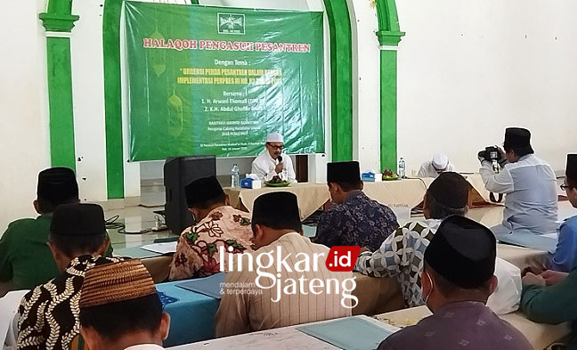RMI NU Pati Ajak Ulama Gagas Raperda Pesantren 25 KHIDMAT: Suasana Halaqoh Pengasuh Pesantren di Pesantren PMH Al-Kautsar Kajen Margoyoso Pati, Minggu (16/1). (Aziz Afifi/Lingkarjateng.id)